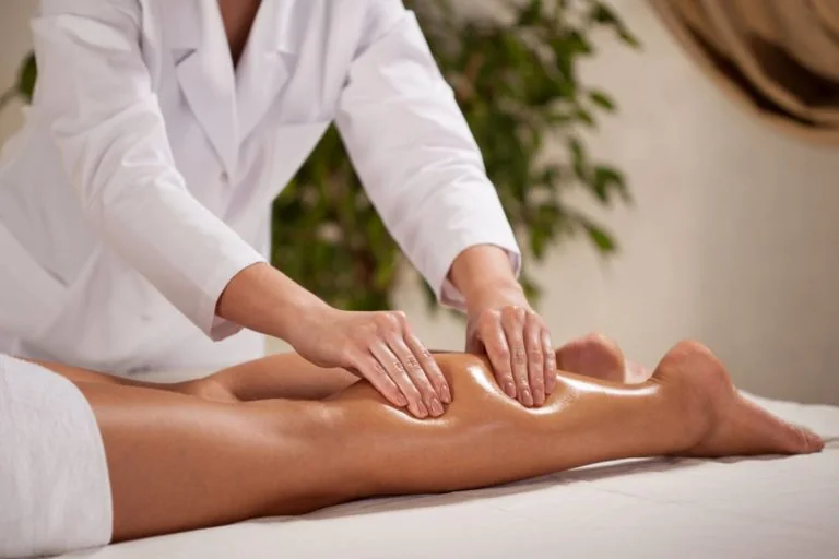 Drenagem linfática realizada em ambiente de estética em Bauru