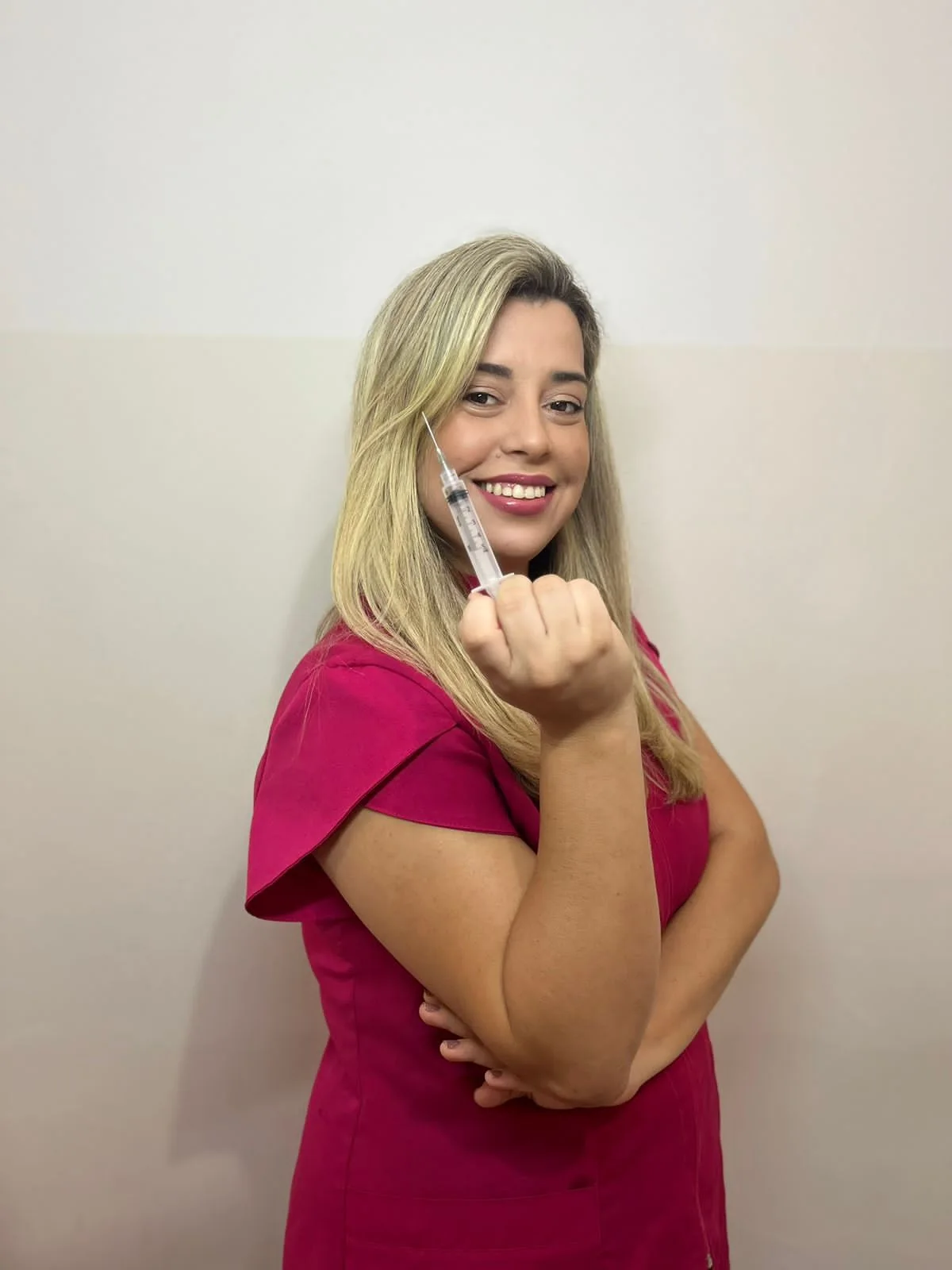 Suellen Silva em uniforme profissional de estética